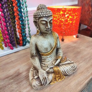 statua buddha thailandia in meditazione bianco oro posizione fiore di loto