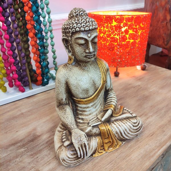 statua buddha thailandia in meditazione bianco oro posizione fiore di loto