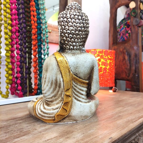 statua buddha thailandia in meditazione bianco oro posizione fiore di loto
