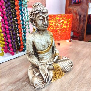 statua buddha thailandia in meditazione bianco oro posizione fiore di loto