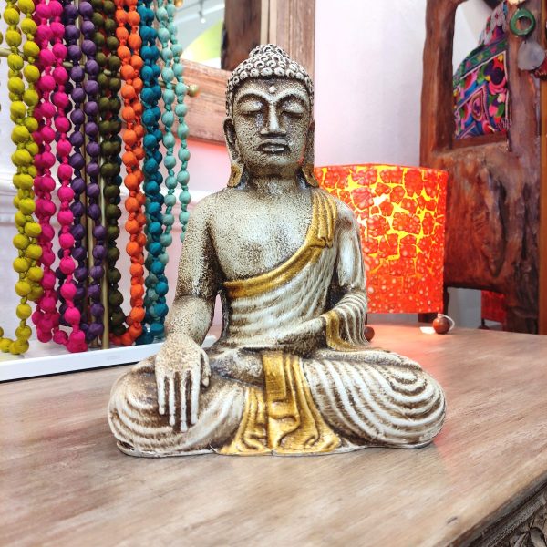statua buddha thailandia in meditazione bianco oro posizione fiore di loto