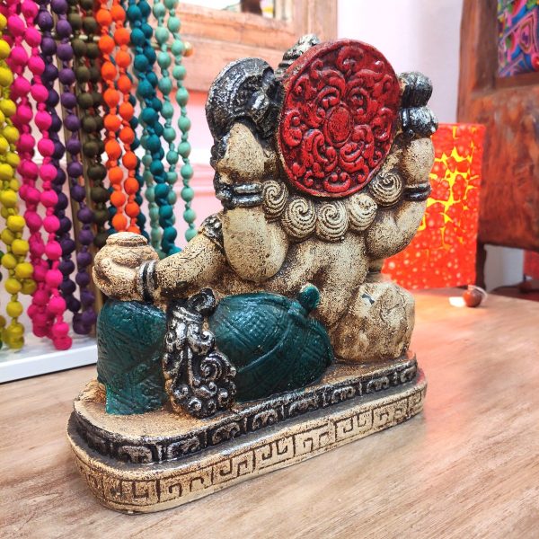 statua di ganesh sdraiato colorata realizzata in resina lato posteriore