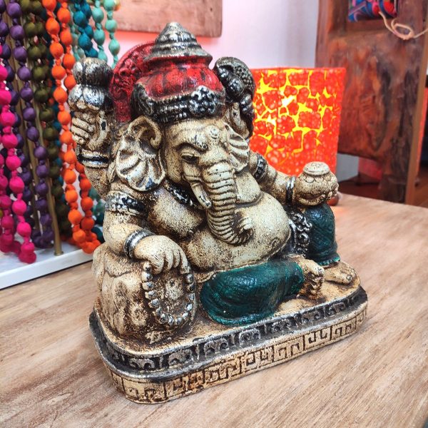 statua di ganesh sdraiato colorata realizzata in resina