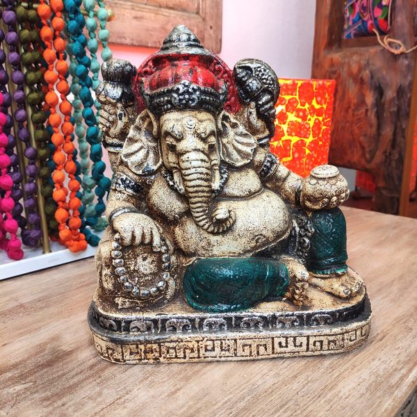 statua di ganesh sdraiato colorata realizzata in resina