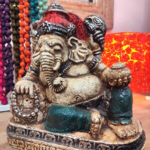 dettaglio volto statua divinità ganesh sdraiato dipinto a mano