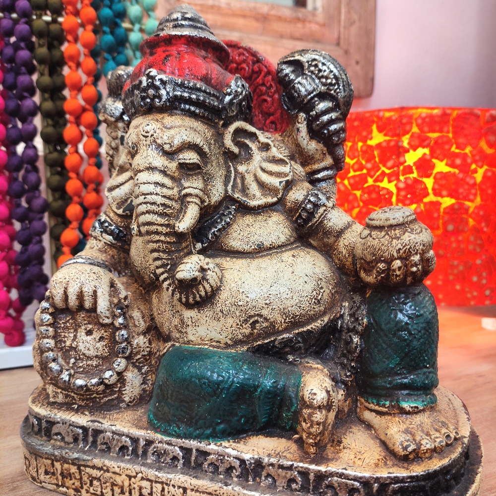 dettaglio volto statua divinità ganesh sdraiato dipinto a mano