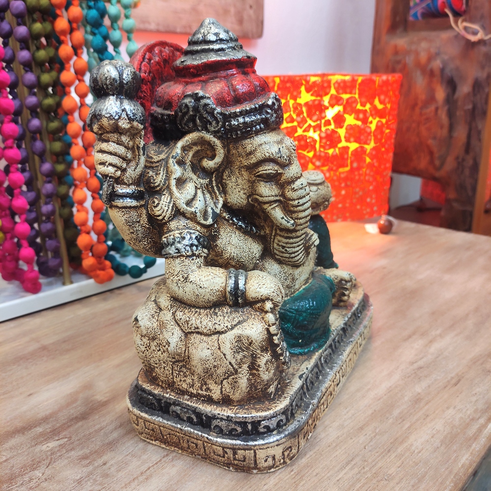 laterale della statua divinità ganesh sdraiato dipinto in resina