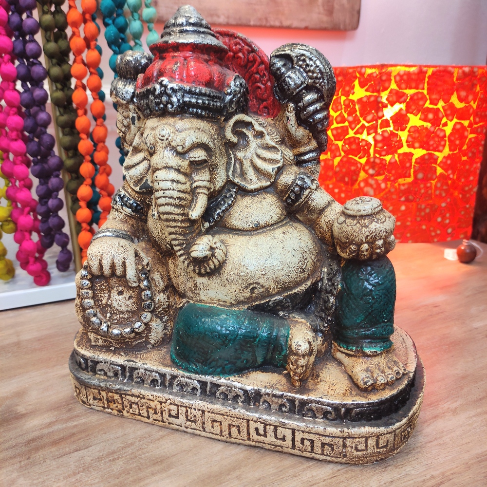statua della divinità ganesh sdraiato in resina dipinta a mano