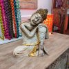 statua buddha inginocchiato vestito color oro e bianco