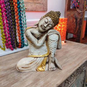 statua buddha inginocchiato vestito color oro e bianco