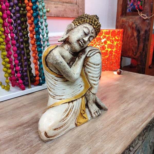 statua buddha inginocchiato con veste oro e bianco