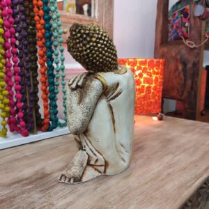 retro di statua del buddha inginocchiato bianco e oro