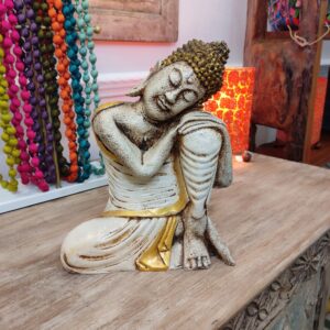 statua del buddha inginocchiato bianco e oro