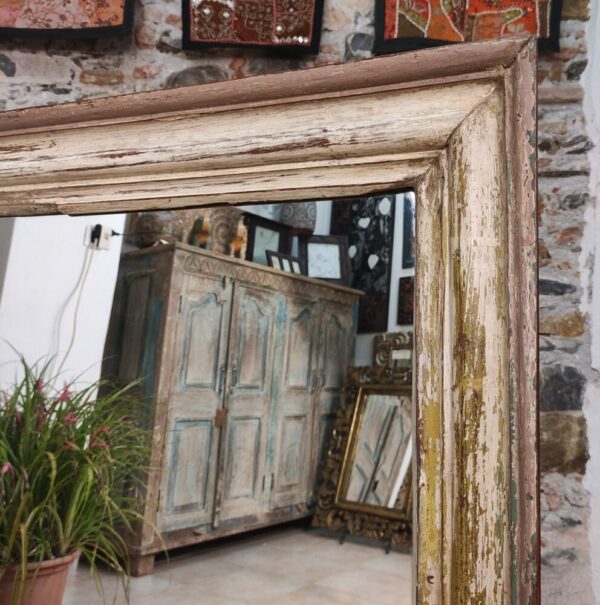 cornice chiara di specchio indiano shabby