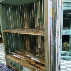 Alternative view of LIBRERIA COLORATA CON LEGNI RECUPERATI