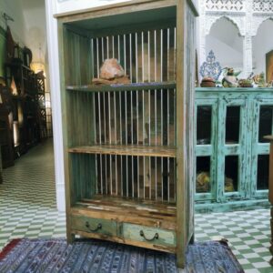 LIBRERIA COLORATA CON LEGNI RECUPERATI