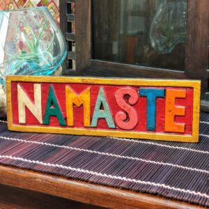 pannello in legno con scritta namaste da appendere in ingresso