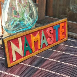 pannello da appendere in ingresso con scritta namaste in legno