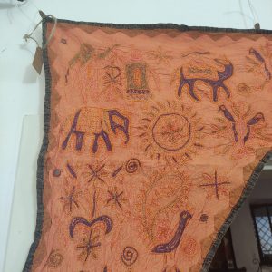 arazzo indiano sopra porta arancione decorazione in stoffa