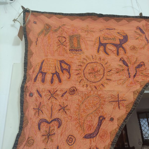 arazzo indiano sopra porta arancione decorazione in stoffa