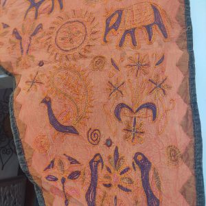 arazzo indiano sopra porta arancione decorazione in stoffa dettaglio del ricamo
