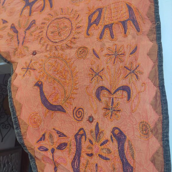 arazzo indiano sopra porta arancione decorazione in stoffa dettaglio del ricamo