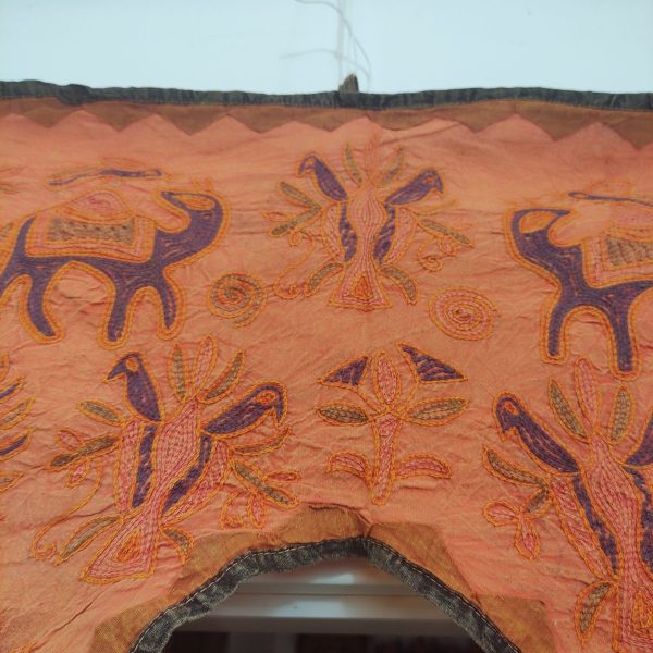 arazzo indiano sopra porta arancione decorazione in stoffa Dettaglio animali ricamati