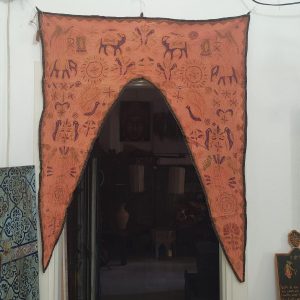 arazzo indiano sopra porta arancione decorazione in stoffa ricamata