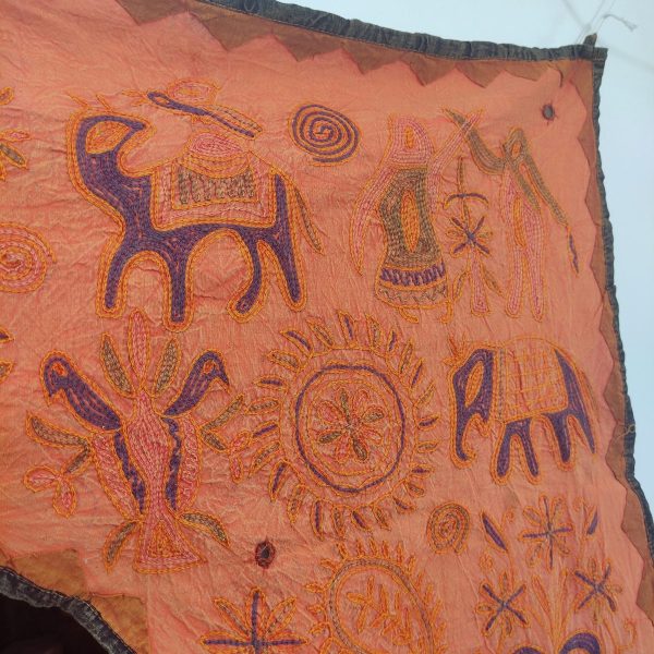 arazzo indiano sopra porta arancione decorazione in stoffa