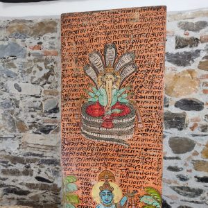 Pannello etnico decorativo indiano con Ganesh e divinità dipinto a mano