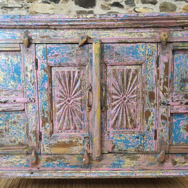 credenza indiana originale rosa e azzurra con ante scolpite