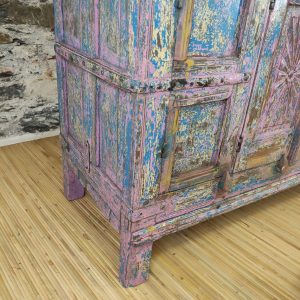 credenza indiana originale rosa e azzurra con rinforzi in metallo