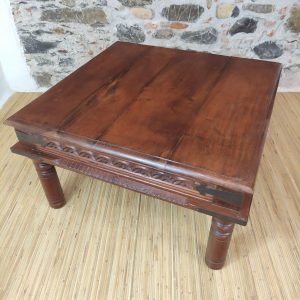 tavolino da salotto indiano in legno con gambe tornite e rinforzi in metallo