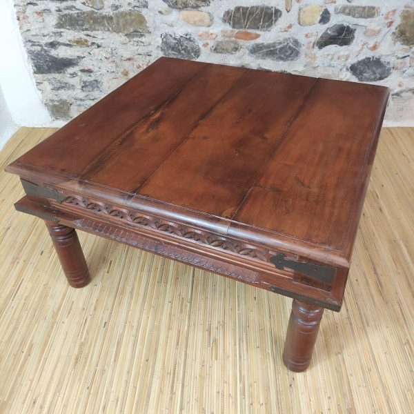 tavolino da salotto indiano in legno con gambe tornite e rinforzi in metallo
