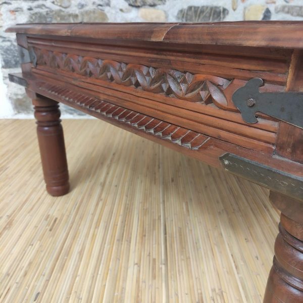 decorazione intagliata di tavolino da salotto indiano in legno con gambe tornite e rinforzi in metallo