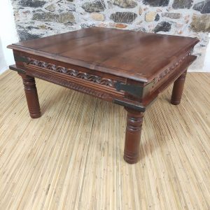 tavolino da salotto indiano in legno con gambe tornite e rinforzi in metallo vista dall'alto
