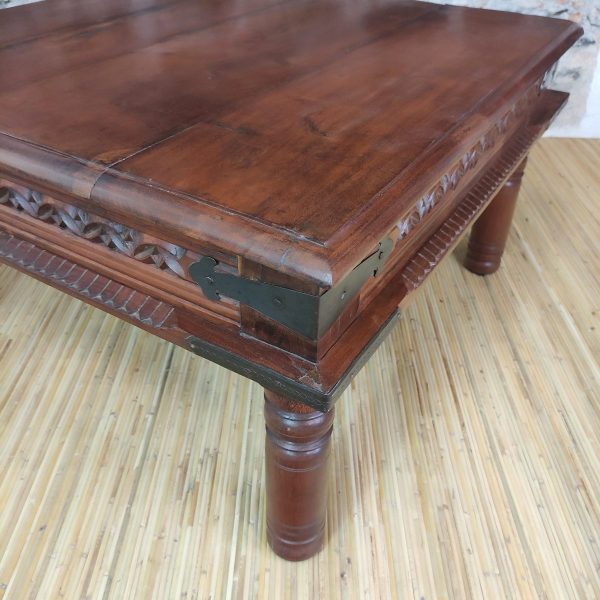 tavolino da salotto indiano in legno con gambe tornite e rinforzi in metallo