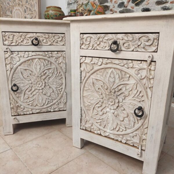 intaglio mandala su comodini bianchi intagliati