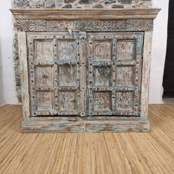 vista frontale di elegante credenza etnica costruita con portale indiano