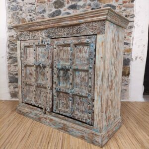 credenza etnica costruita con un portale indiano antico