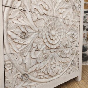 dettaglio decorazione mandala di cassettiera etnica bianca