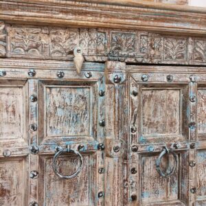 dettaglio di elegante credenza con portale antico indiano