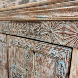 fregio in legno intagliato di credenza etnica con portale antico indiano