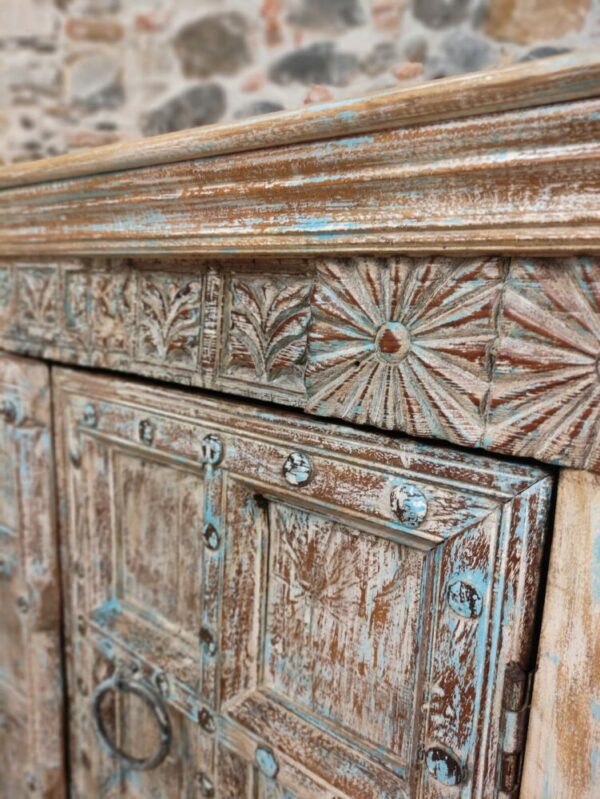 fregio in legno intagliato di credenza etnica con portale antico indiano