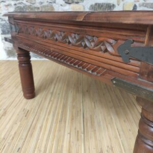 fregio tradizionale del tavolino da salotto indiano