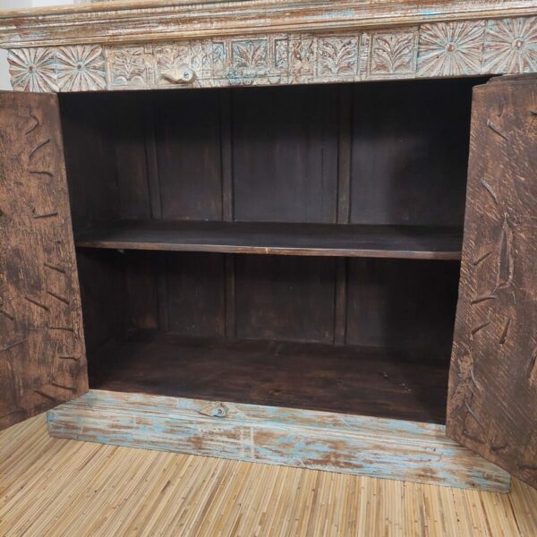spazio interno di credenza con portale indiano antico