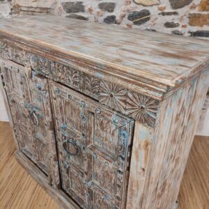 piano shabby chic di credenza etnica con portale indiano
