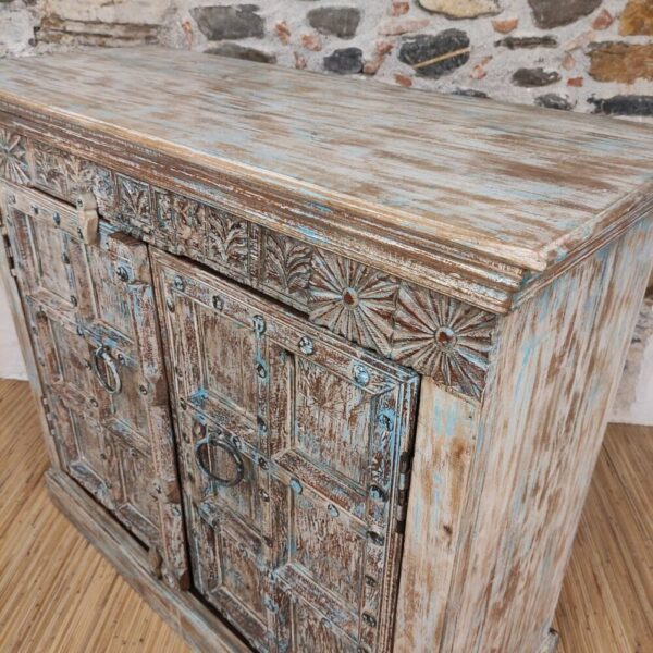 piano shabby chic di credenza etnica con portale indiano