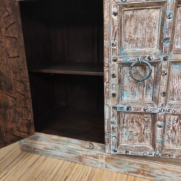 dettaglio dello sportello di credenza con portale antico indiano