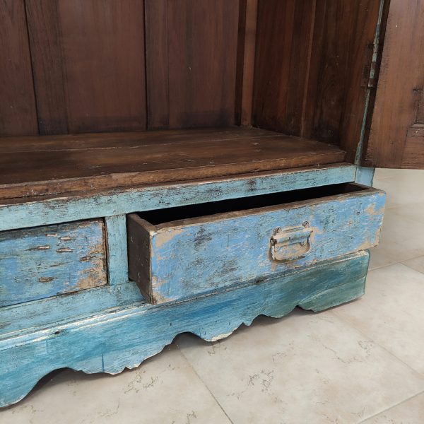 credenza indiana a vetri cassetto aperto